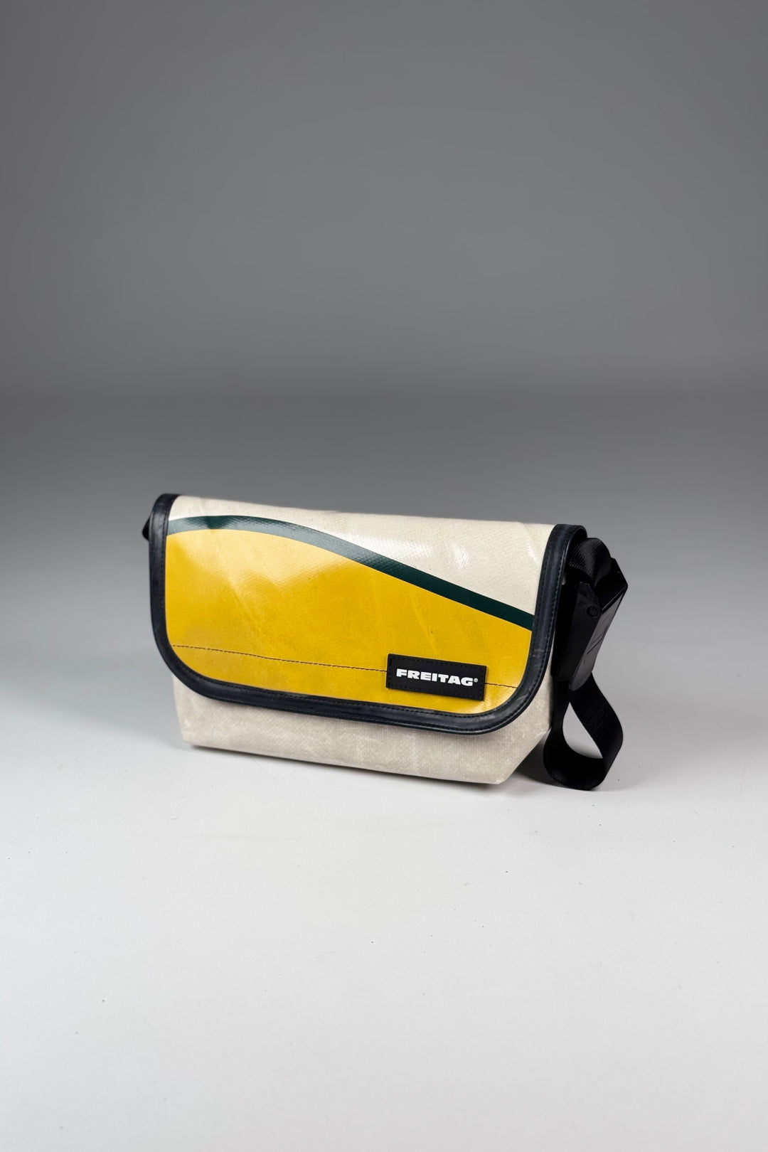 HAWAII FIVE-O F41 Messenger Bag extra small