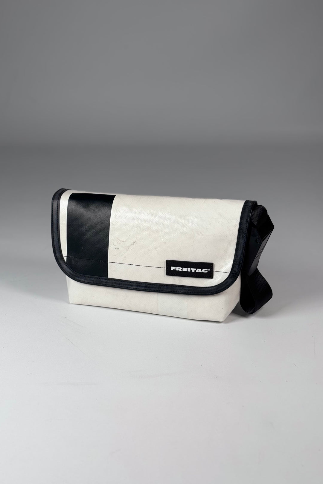 HAWAII FIVE-O F41 Messenger Bag extra small