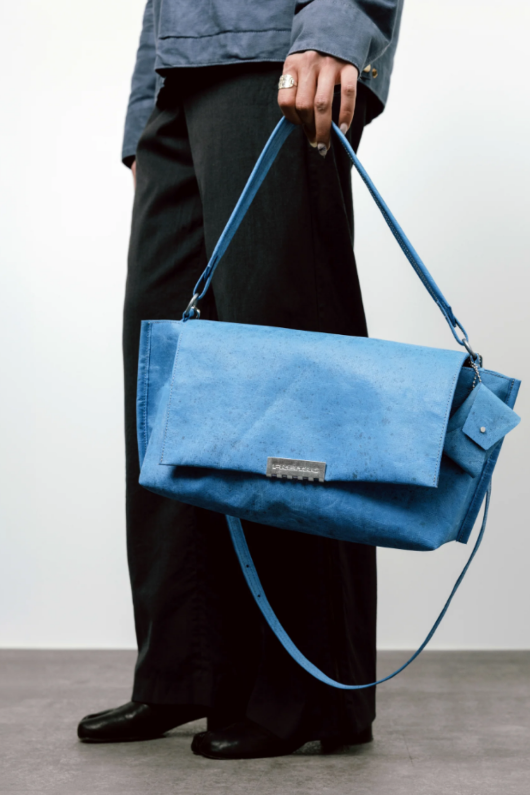 BATES R202 Crossbody