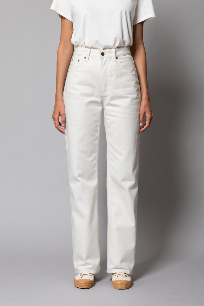 Weiße Jeanshose mit hoch geschnittener Taille und weitem, geraden Bein. Aus recyceltem Material von Nudie Jeans. Clean Eileen recycled white