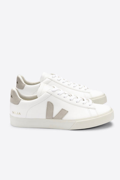 Weißer Ledersneaker von Veja mit Details aus Veloursleder. Modell Campo extra white natural suede. Unisexmodell CP0502429